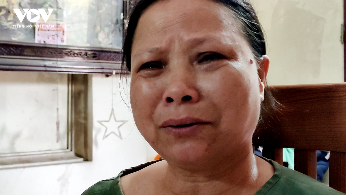 Ngập lụt kéo dài, người dân Miêu Nha (Hà Nội) bật khóc vì cuộc sống đảo lộn